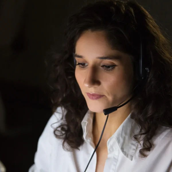 Giovane imprenditrice focalizzata cuffia 06a